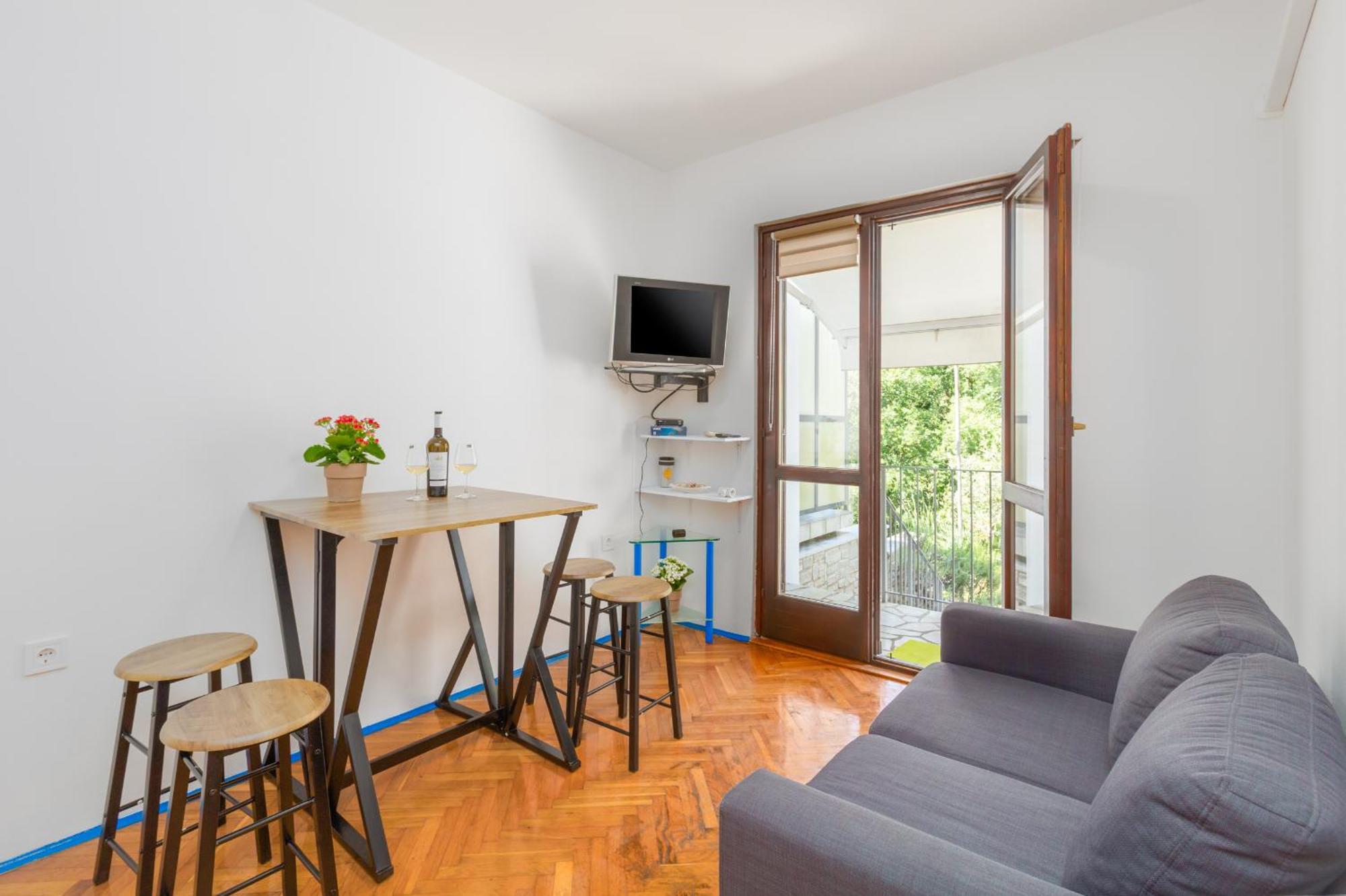 Exodus Apartment *